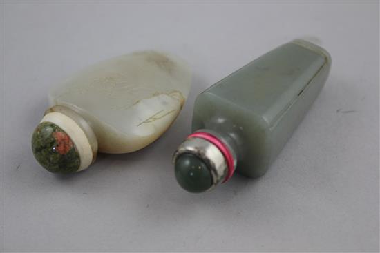 Two Chinese jade snuff bottles, 1800-1900, 6cm